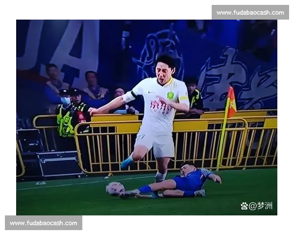 判罚争议引发广泛讨论 球迷专家热议裁判决策是否公正